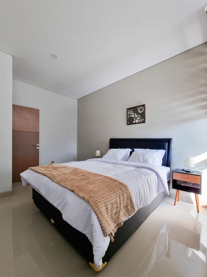 Საძინებელი დედოფლის საწოლით მე-2 სართულზე