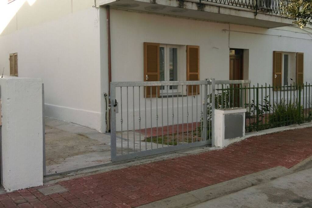 Facciata sulla via principale con doppio posteggio interno e passo carrabile.
