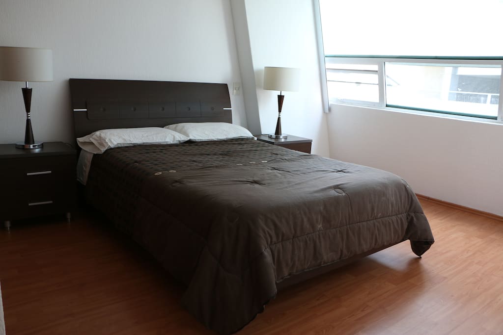 Recamara Principal con 2 ventanas y cortinas Blackout