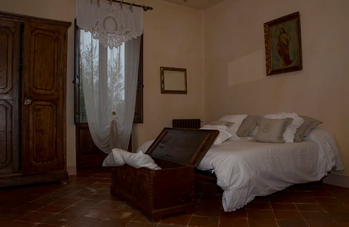 可欣赏Roccamonfina公园景观的双人床房