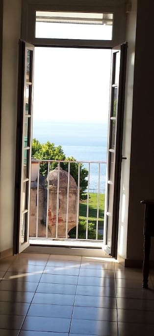 Vue sur la citadelle de Bastia et la mer tyrrhénienne, au-delà du salon et du balcon.
View on the Citadel of Bastia and the Tyrrhenian Sea, beyond the living room and the balcony.