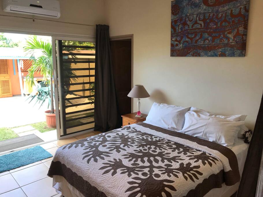 Studio de 50 m2 avec kitchenette intérieure patio de 30m2 privatif et cuisine extérieure sous pergola privative