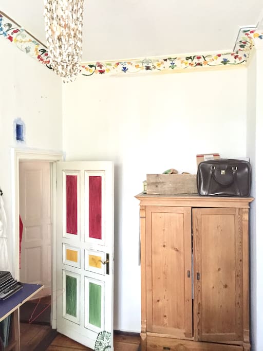 Lamp, room Door and big empty wardrobe (I probably left some clothes hanging). Left storage room for work and a vinyl player and a typing mahine, pay attention to the important stuff.