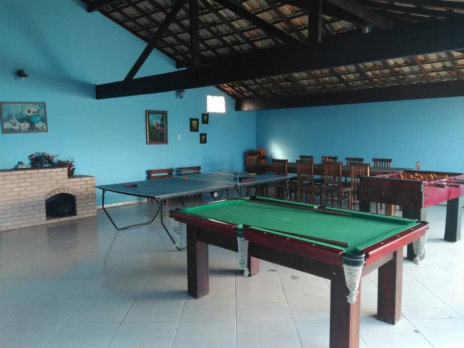 Salão de jogos com mesa para 10pessoas, sala de estar, 2 banheiros e cozinha