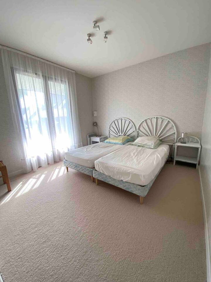 White Room
Ground Floor
שתי מיטות יחיד או מיטת קינג סייז
ארון בגדים לדלת חלון 


