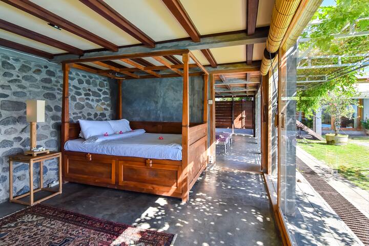 Bedrrom 5, 1 romantic double, next to the pool