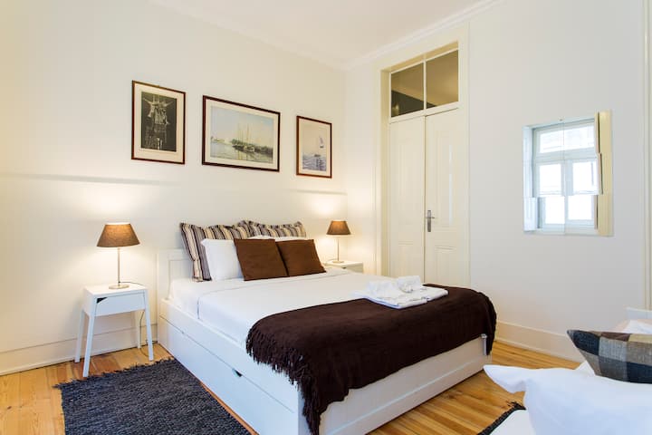 1 letto matrimoniale +1 letto pieghevole sotto + 1 letto singolo (3+1 posti letto) 