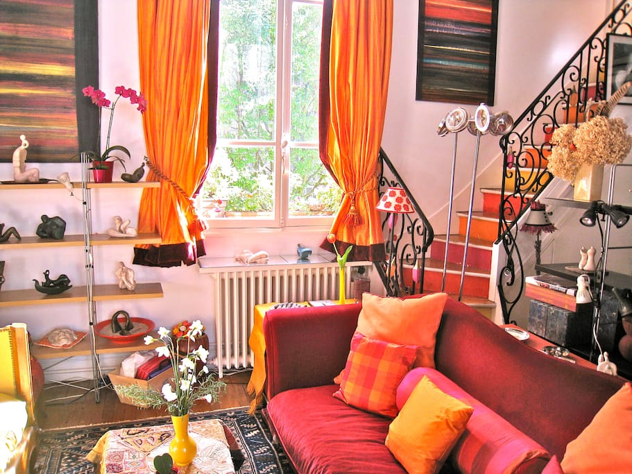 The main living area has two large sofas to relax on. (This photo was taken during an art event : the sculptures are no longer there).