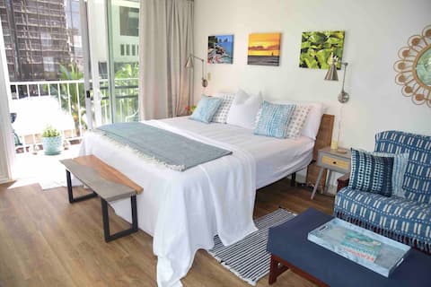 Popular Airbnb listing: Free Parking • Waikiki • King Bed in Urban Honolulu