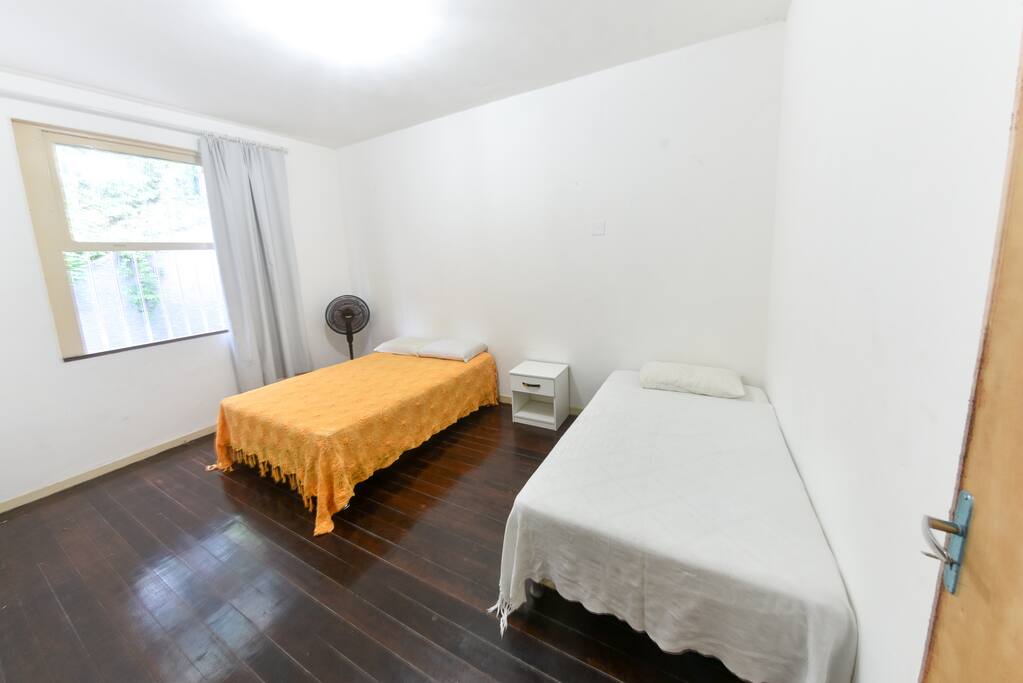 Quarto no segundo andar da casa, com piso de tábua corrida.