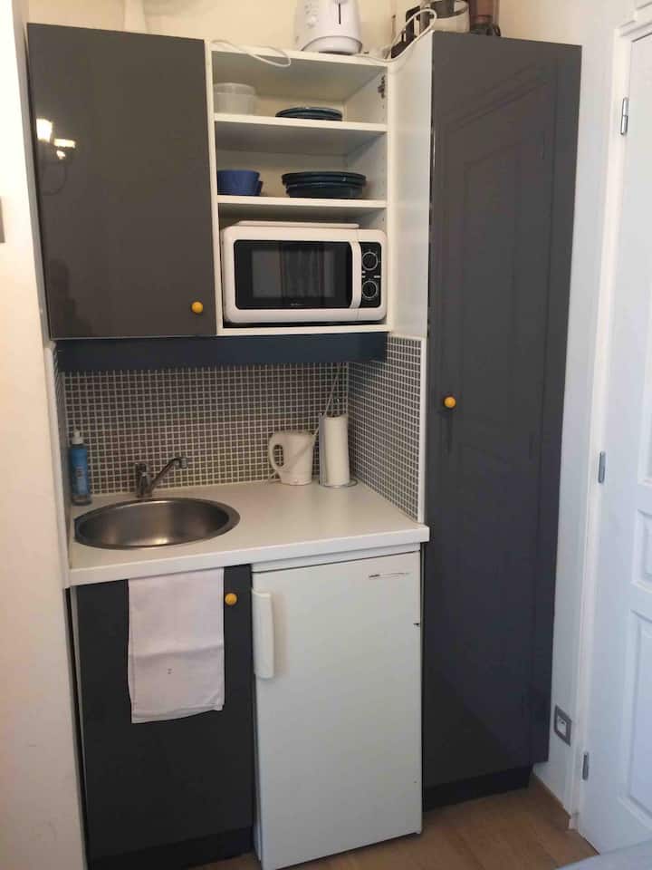 Small new studio near Notre Dame
