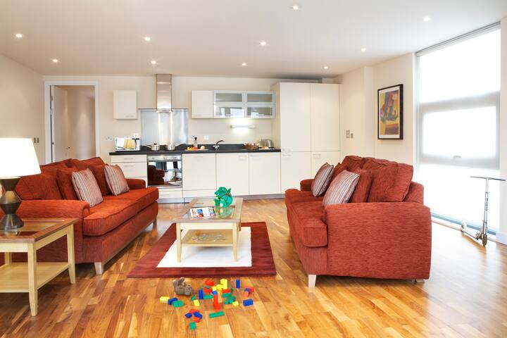 Large 2-bedroom flat -Canary Wharf up to 6 guests gallery image 2