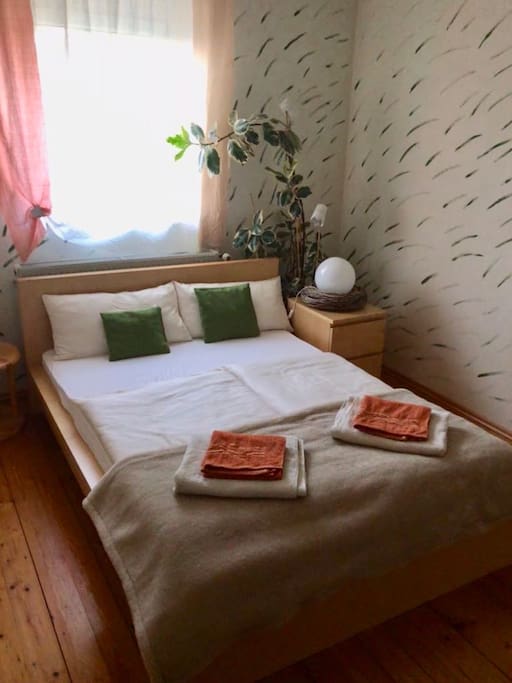 Gemütliches großes 140x200 Bett - mittelharte Matratze Ideal für einen erholsamen Schlaf