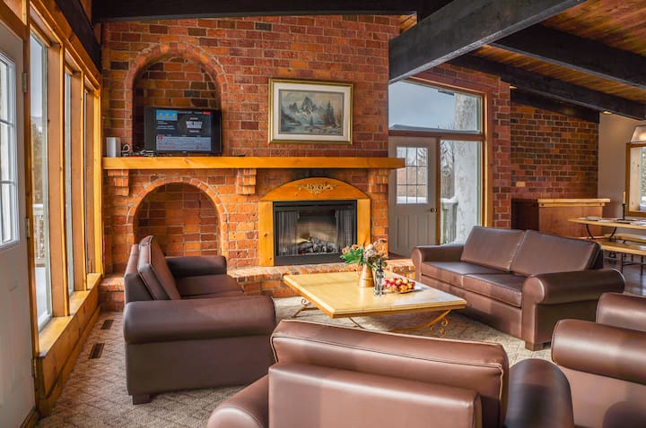 8 Bdrm Blue Mountain Chalet: Private Beach&hot Tub - Collingwood