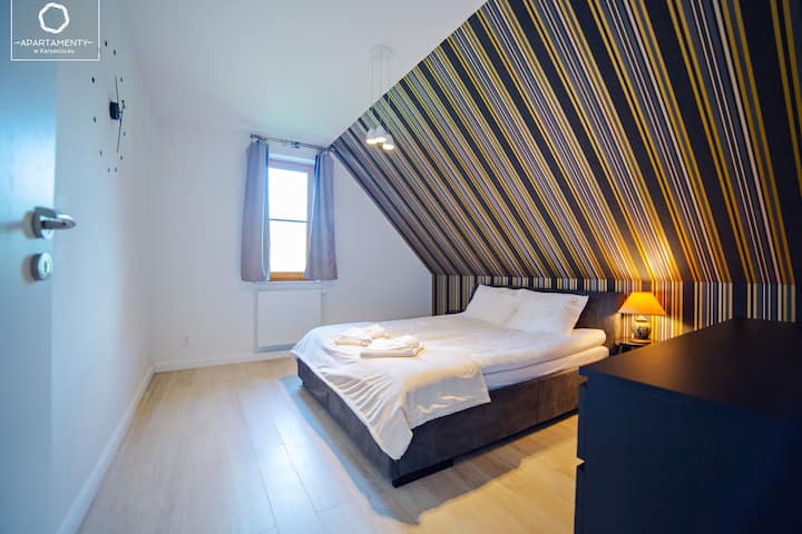 Dormitorio con cama doble