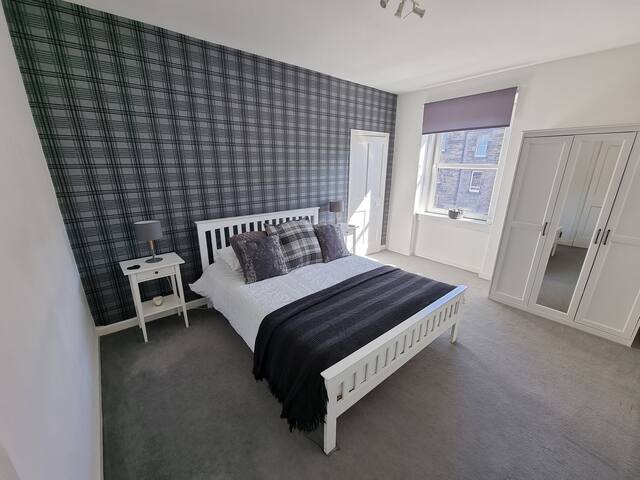 Bespoke Tours Accommodation – Edinburgh gallery image 2