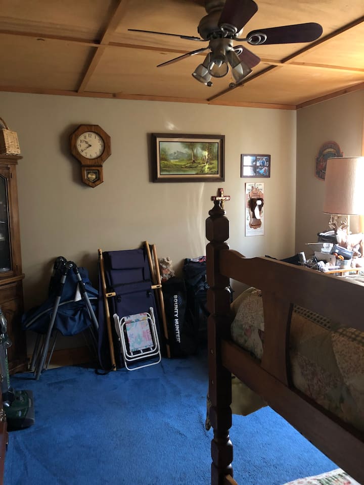 Dormitorio inferior. Dos camas individuales no estarán literas como en la foto.