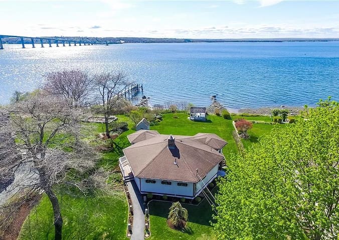 Amazing Waterfront 4 Bed home 10 min's to Newport