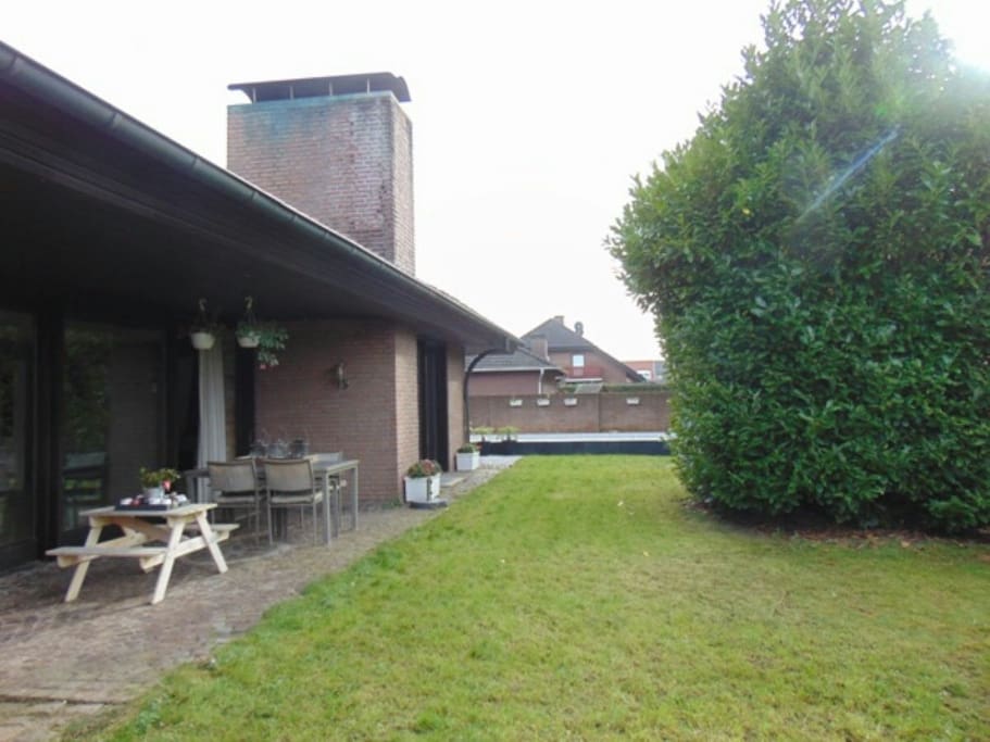 Nice quiet garden with swimmingpool (only in the summer).