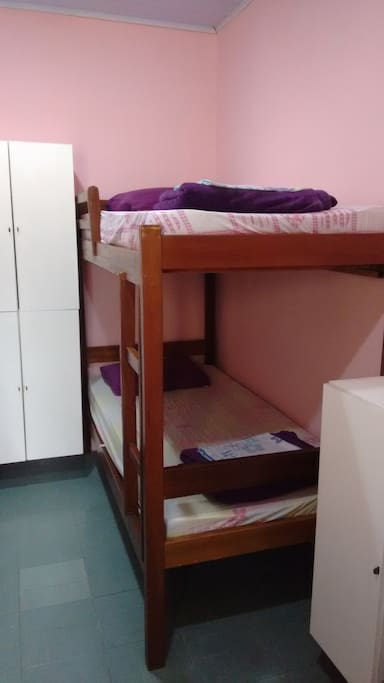 Quarto coletivo para até 6 pessoas.