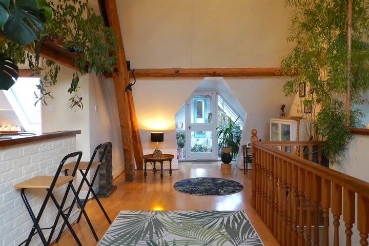 Victorian Loft space – balcony and jacuzzi bath gallery image 4