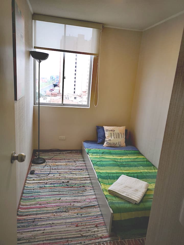 Chumba cha ziada kilichopambwa kimtindo kilichoundwa kwa ajili ya starehe na starehe. Furahia mwonekano wa kuvutia wa Visiwa vya Palominos, ukijaza sehemu hiyo mwanga wa asili na mazingira ya kupumzika. Kona bora kwa ajili ya nyakati zako za amani!