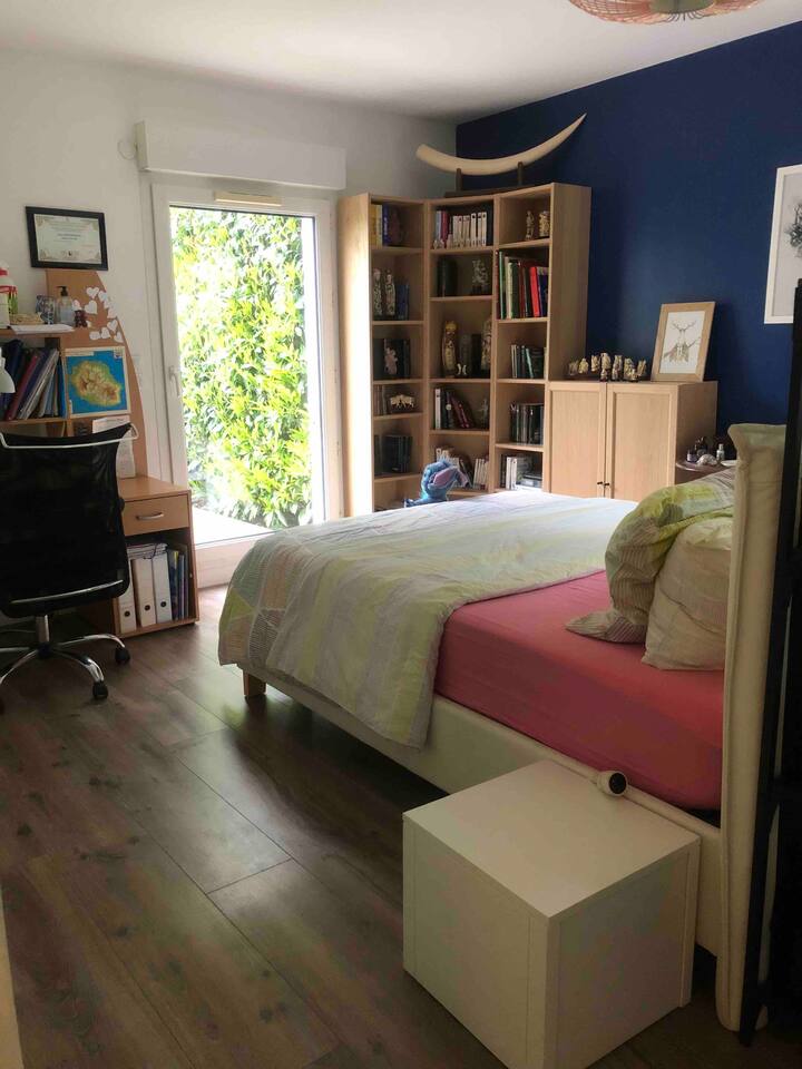 Spálňa 1 s výhľadom na záhradu