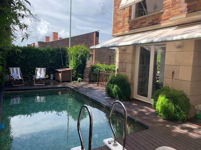 Villa tranquila con decoración colonial