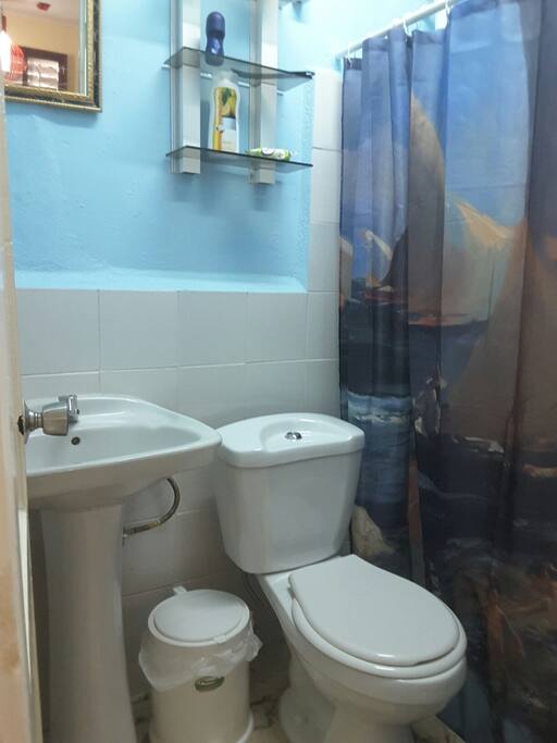 Bañito cómico con todo bien repartido.