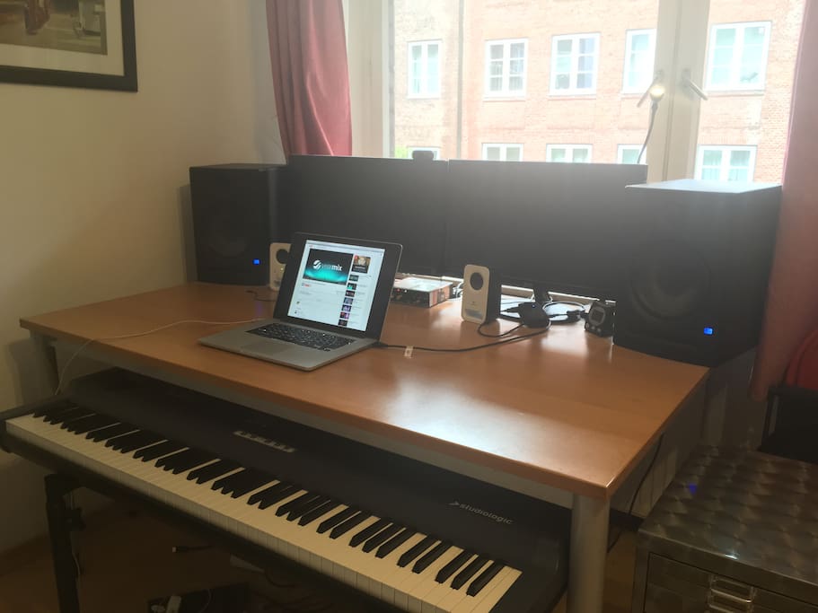 Desk with a very nice Speaker system and a MIDI Keyboard. Just plug in you laptop and go!