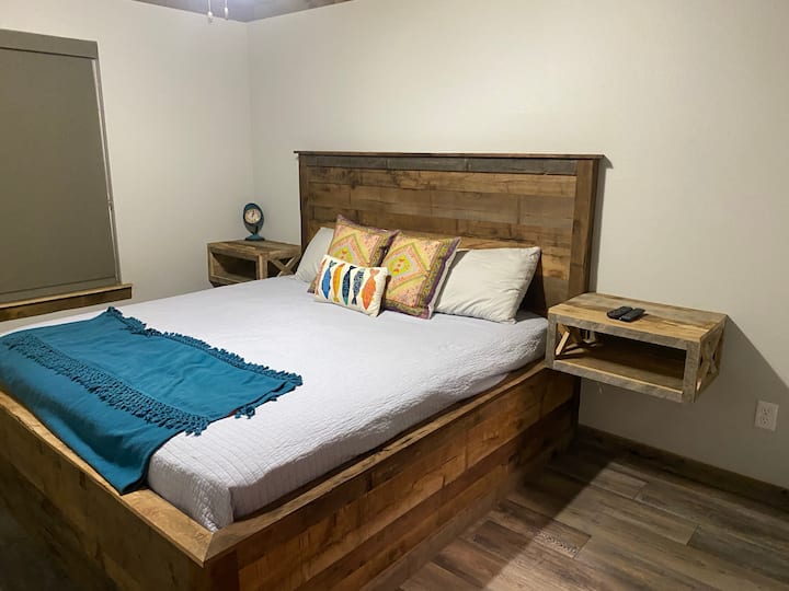 King spavaća soba 3
s 55-inčnim Smart TV-om i ogledalom pune duljine pričvršćenim na stražnju stranu vrata. 