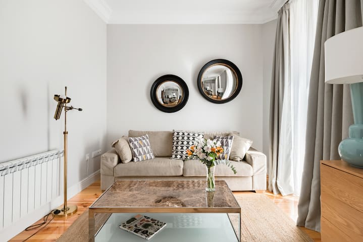 Incredible 2 bedroom apartment in city center. 1B.