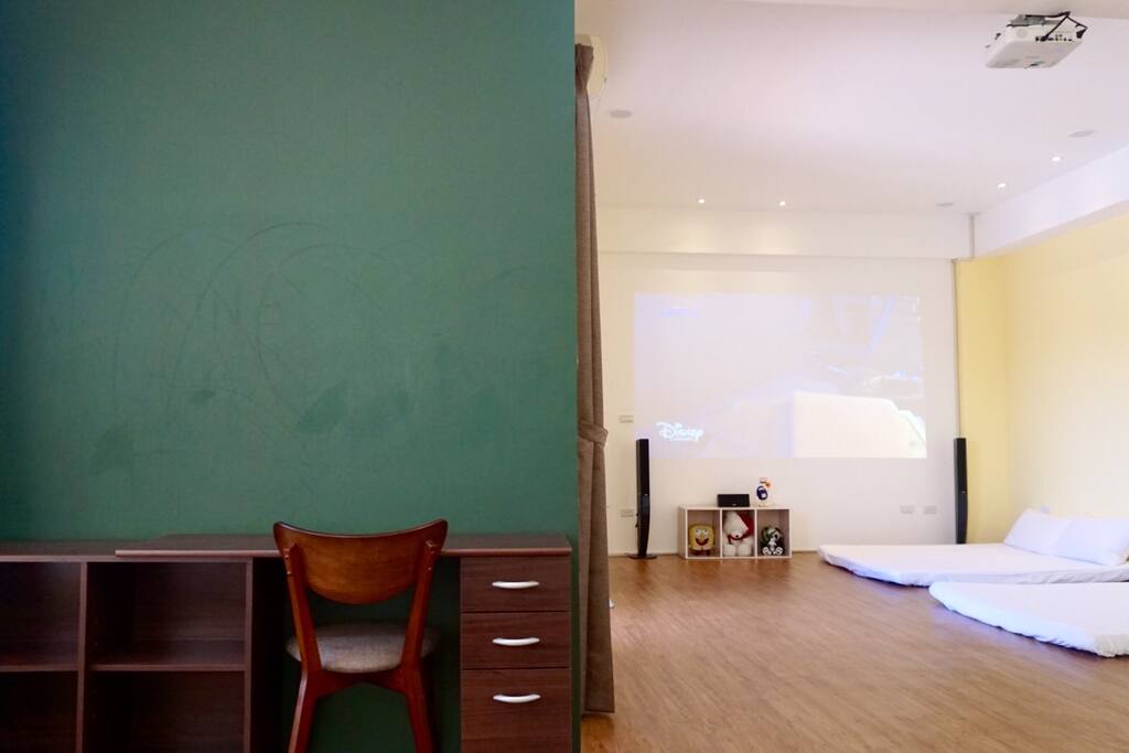 If you have more than 6 people,we could arrange 2 more double bed for you 人數超過六人可加床