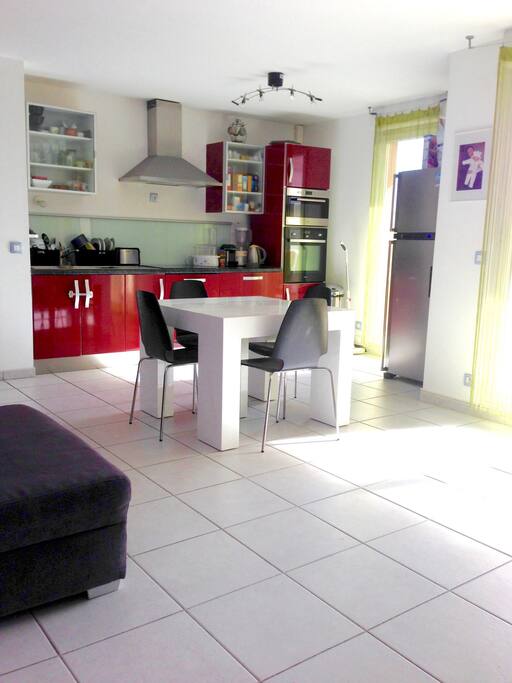 Cuisine américaine, table extensible, 2 accès directs sur terrasse ensoleillée