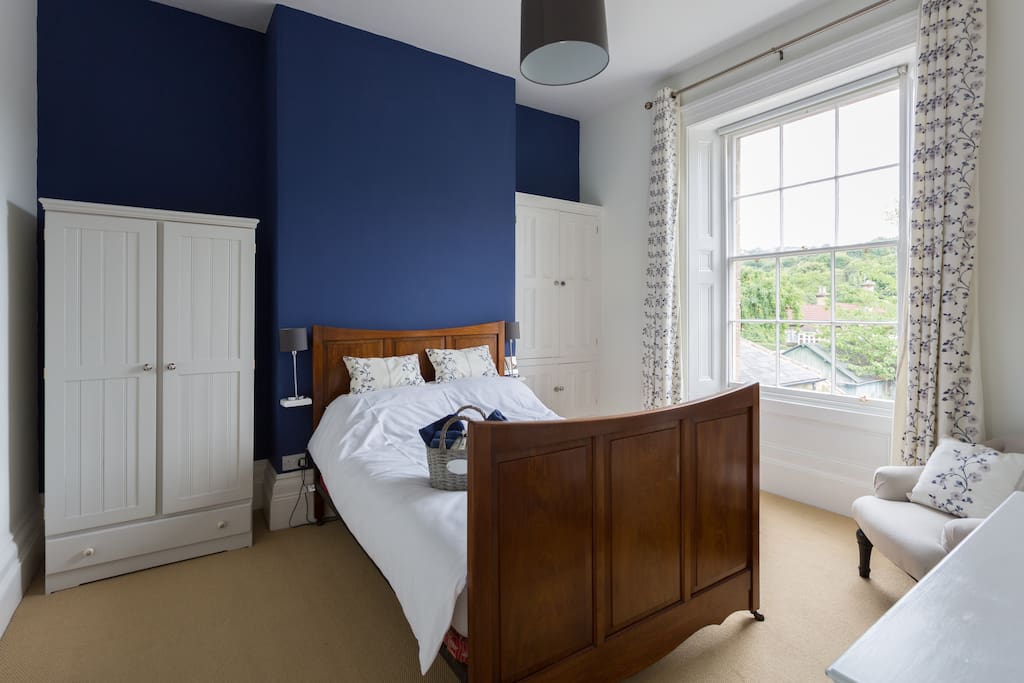 Stunning double bedroom with original sash window
