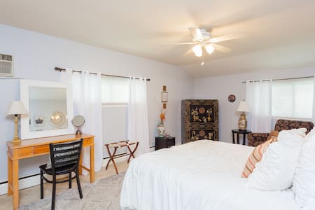 Simple Suburb (B) - Private Bedroom in West End