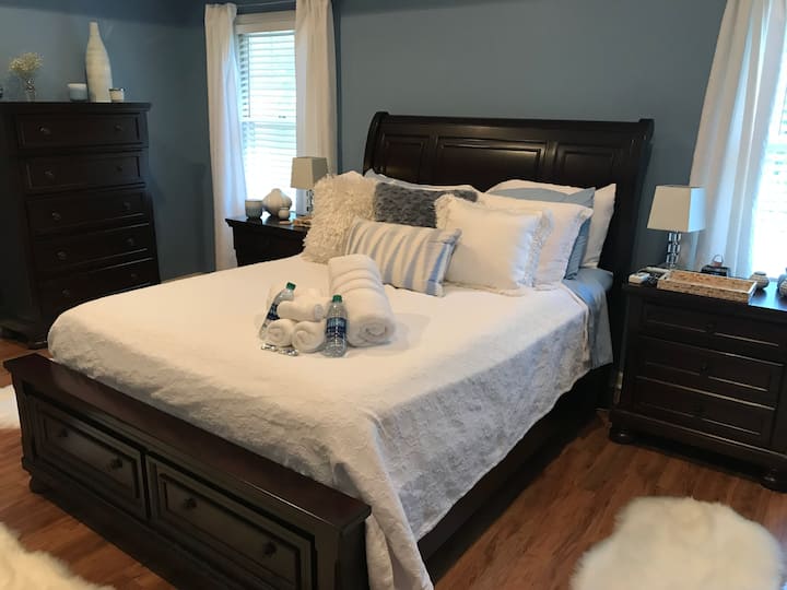 Основна спалня със самостоятелна баня, двойно легло, 43 - инчов 4K смарт телевизор, вентилатор с дистанционно управление и светлина.  Високият скрин е празен за ваше ползване, а помещението в гардероба е на разположение за окачване на дрехи.