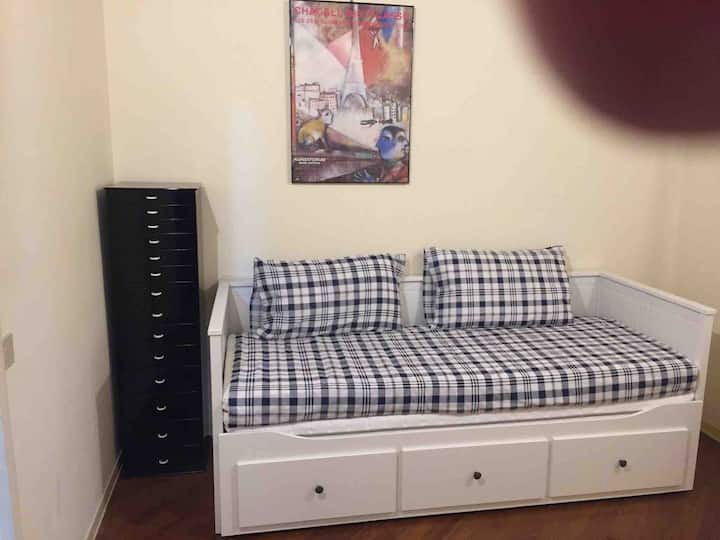 可转换成双人床的单人床 