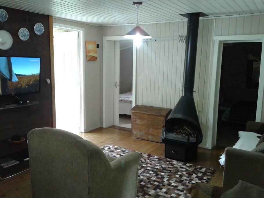 Sala com lareira, sofá, tv a cabo Sky, super aconchegante.