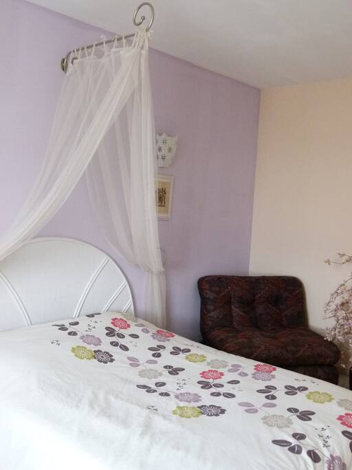 La chambre double avec lit double
( lit supplémentaire 1 personne non visible sur la photo)