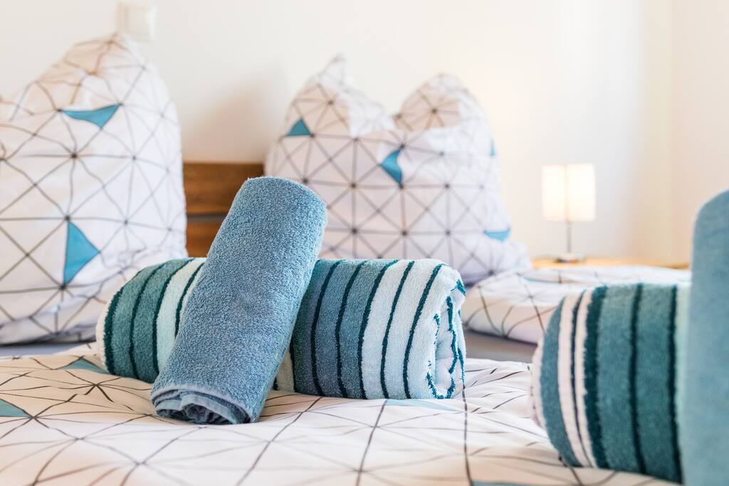 Das Schlafzimmer Altrhein befindet sich im Erdgeschoss und ist mit stilvollen Echtholzmöbeln ausgestattet