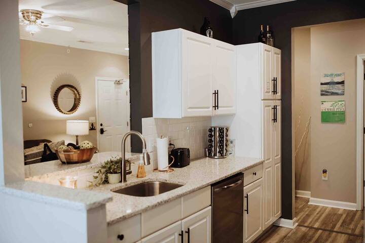 Cozy Condo with pool & close to beach!