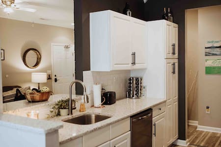 Cozy Condo with pool & close to beach!