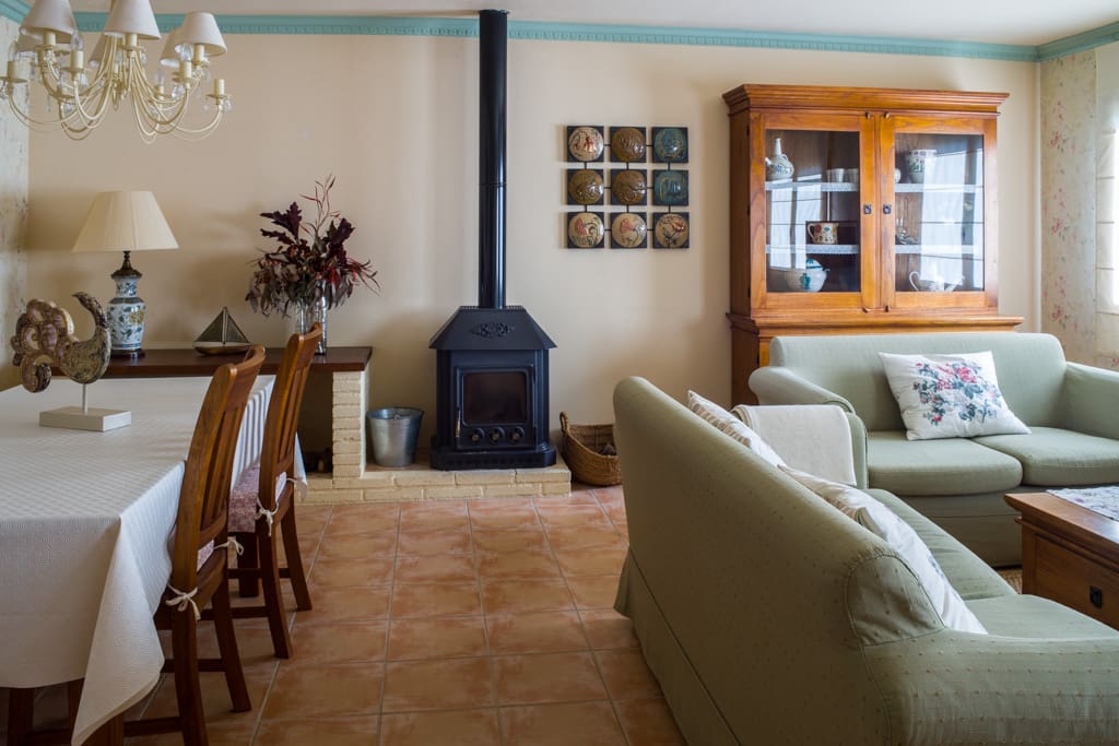 Salón comedor amplio con una estupenda chimenea .