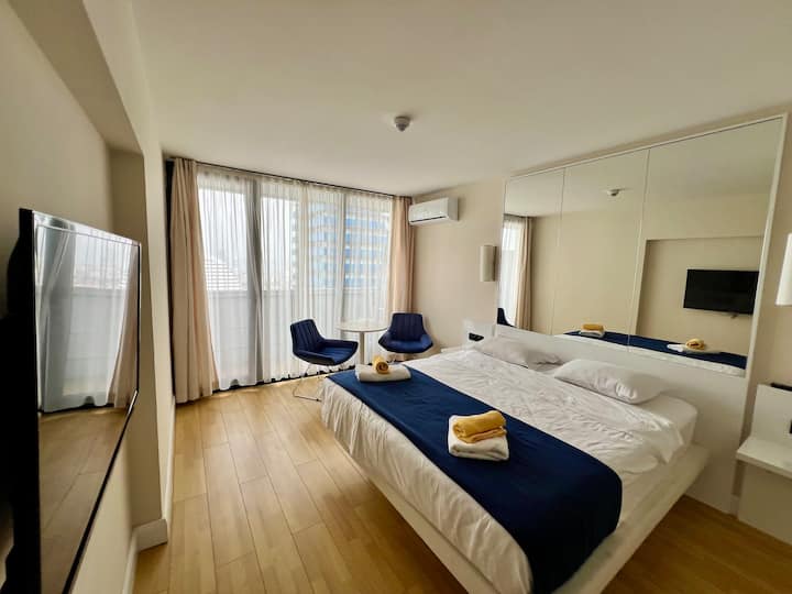 Letto 180*200, TV con canali via cavo, accesso al balcone, aria condizionata. 