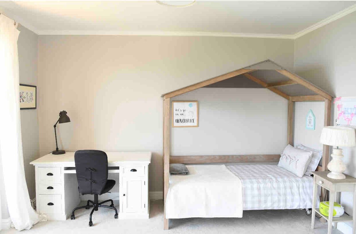 Chumba cha watoto kilichounganishwa na vitanda viwili vya nyumba, kimoja ni kila sehemu