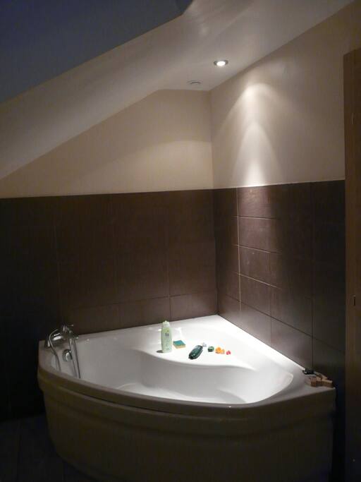 Salle d'eau avec baignoire