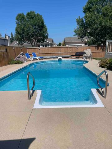 hot tub-Pet friendly- Attached garaged/driveway gallery image 5