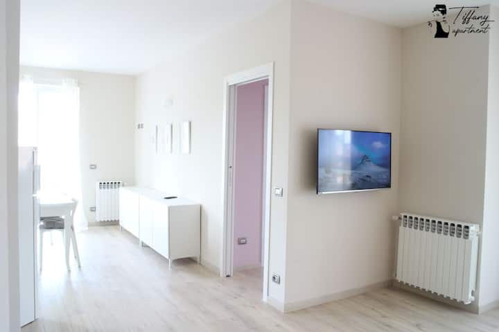 客厅详情、43英寸超高清液晶电视（免费为房客提供NETFLIX ）/客厅的详细信息， 43英寸液晶超高清电视机（所有房客免费提供Netflix ）