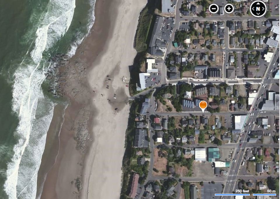 Half a block to Hwy 101 Restaruants and Shops, 1 Block to Easy Beach Access!